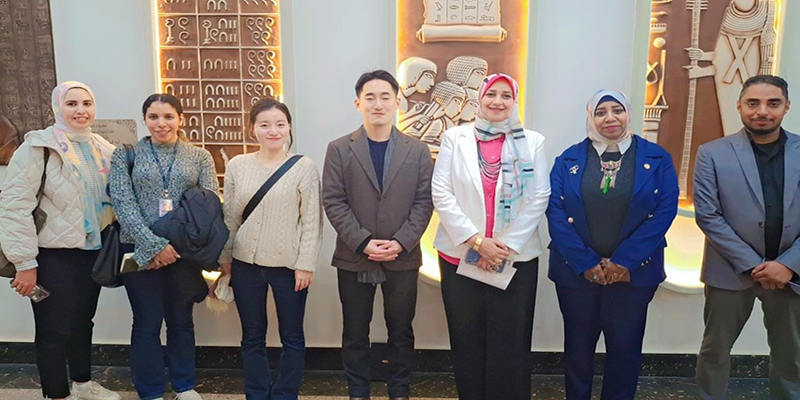 وفد من المركز الثقافي الكوري يزور مكتبة مصر العامة بأسوان